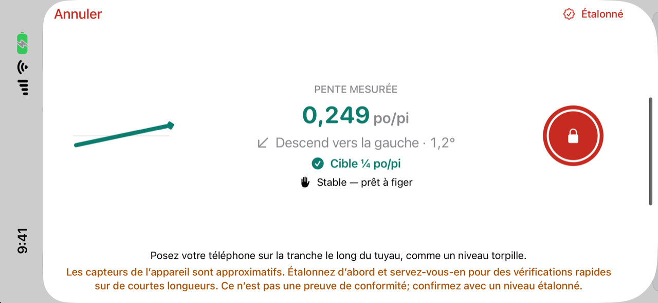 Niveau étalonné de l'iPhone : pente mesurée de 0,249 po/pi, descend vers la gauche à 1,2°, sur la cible de ¼ po/pi, stable et prêt à figer